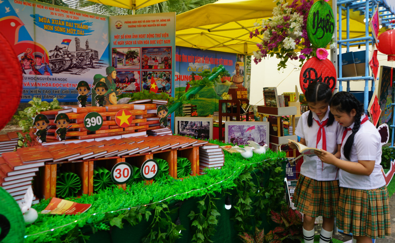 C&aacute;c m&ocirc; h&igrave;nh xếp s&aacute;ch nghệ thuật trưng b&agrave;y tại buổi khai mạc 